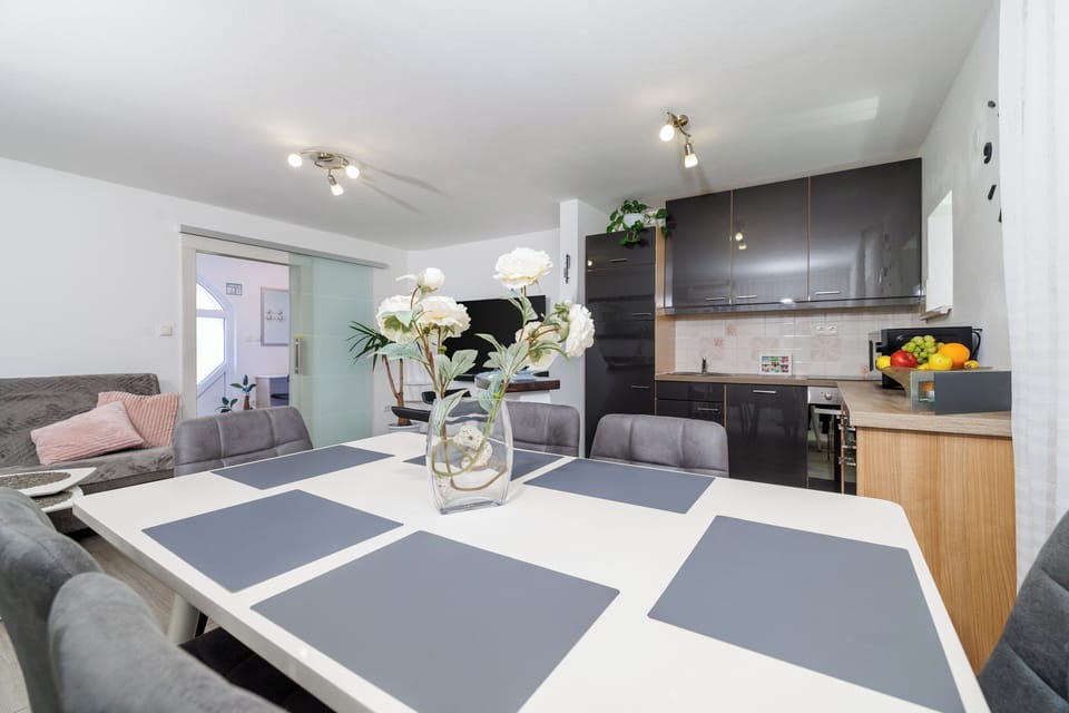 Apartment (A1) | Private kitchen | Fridge, microwave, oven, stovetop