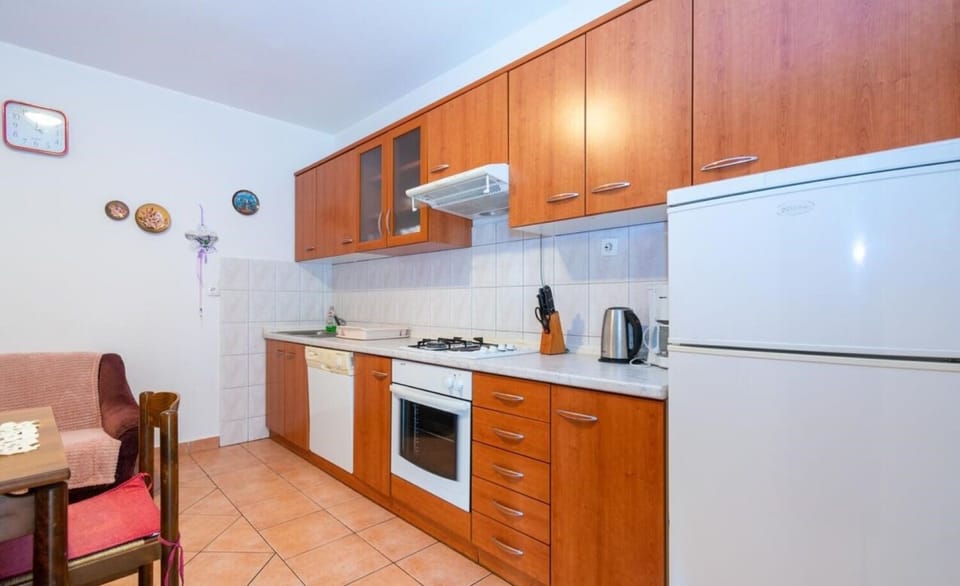 Apartment (A1) | Private kitchen | Fridge, oven, stovetop, cookware/dishes/utensils