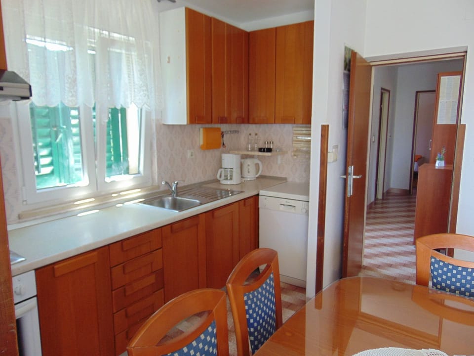Apartment (A1) | Private kitchen | Fridge, oven, stovetop, dishwasher