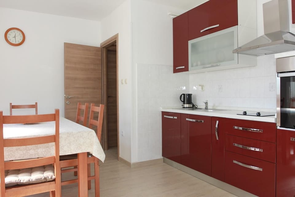 Apartment (A1) | Private kitchen | Fridge, microwave, oven, stovetop