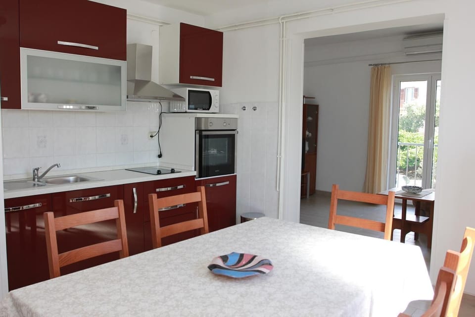 Apartment (A1) | Private kitchen | Fridge, microwave, oven, stovetop