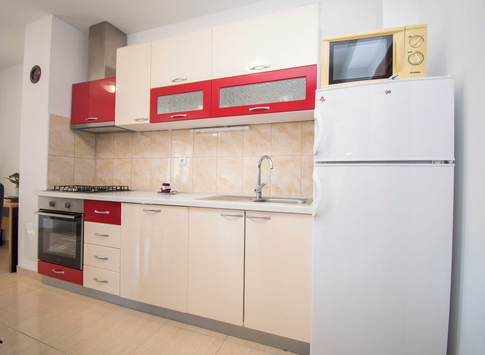Apartment (A1) | Private kitchen | Fridge, microwave, oven, stovetop