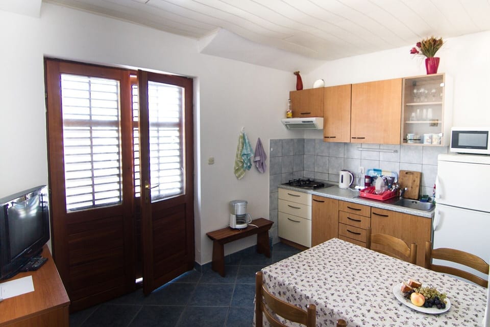 Apartment (A1) | Private kitchen | Fridge, microwave, oven, stovetop