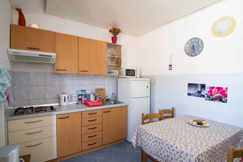 Apartment (A1) | Private kitchen | Fridge, microwave, oven, stovetop