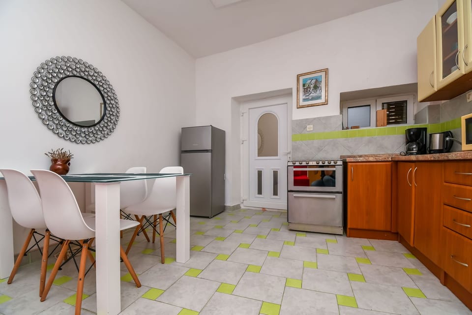 Apartment (A1) | Private kitchen | Fridge, microwave, oven, stovetop