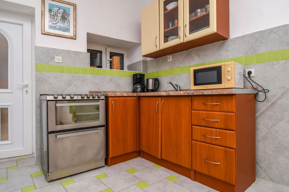 Apartment (A1) | Private kitchen | Fridge, microwave, oven, stovetop