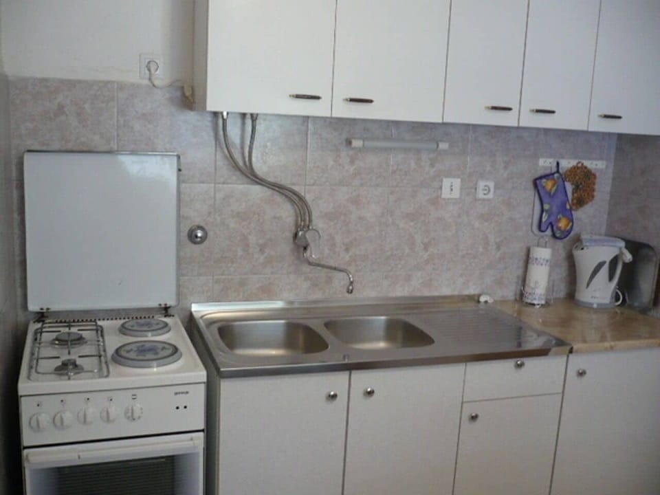 Apartment (A1) | Private kitchen | Fridge, microwave, oven, stovetop