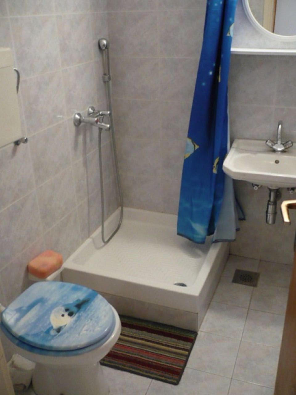 Apartment (A1) | Bathroom | Shower, towels, toilet paper