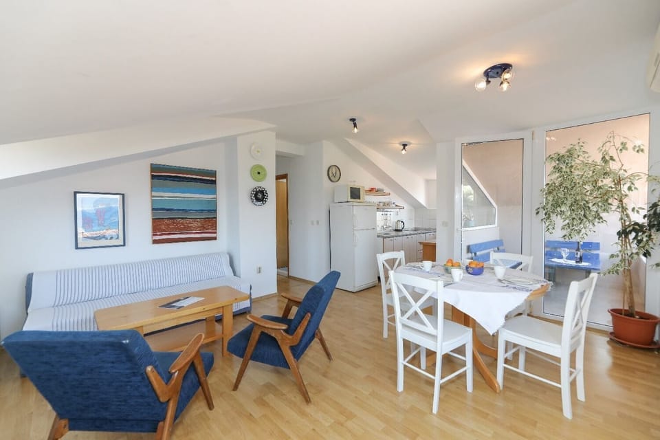 Apartment (A1) | Private kitchen | Fridge, microwave, stovetop, electric kettle