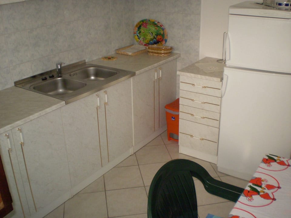 Apartment (A1) | Private kitchen | Fridge, oven, stovetop, toaster