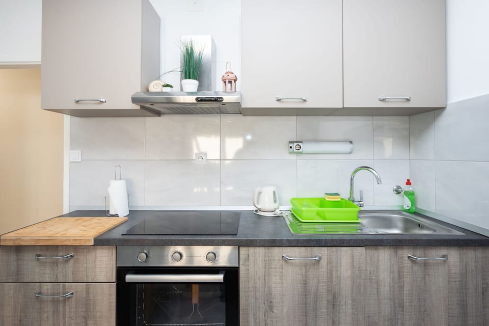 Apartment (A1) | Private kitchen | Fridge, oven, stovetop, cookware/dishes/utensils