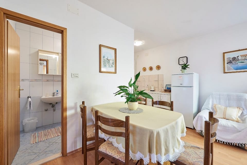 Apartment (A1) | Dining
