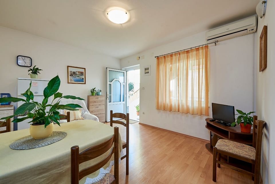 Apartment (A1) | Dining