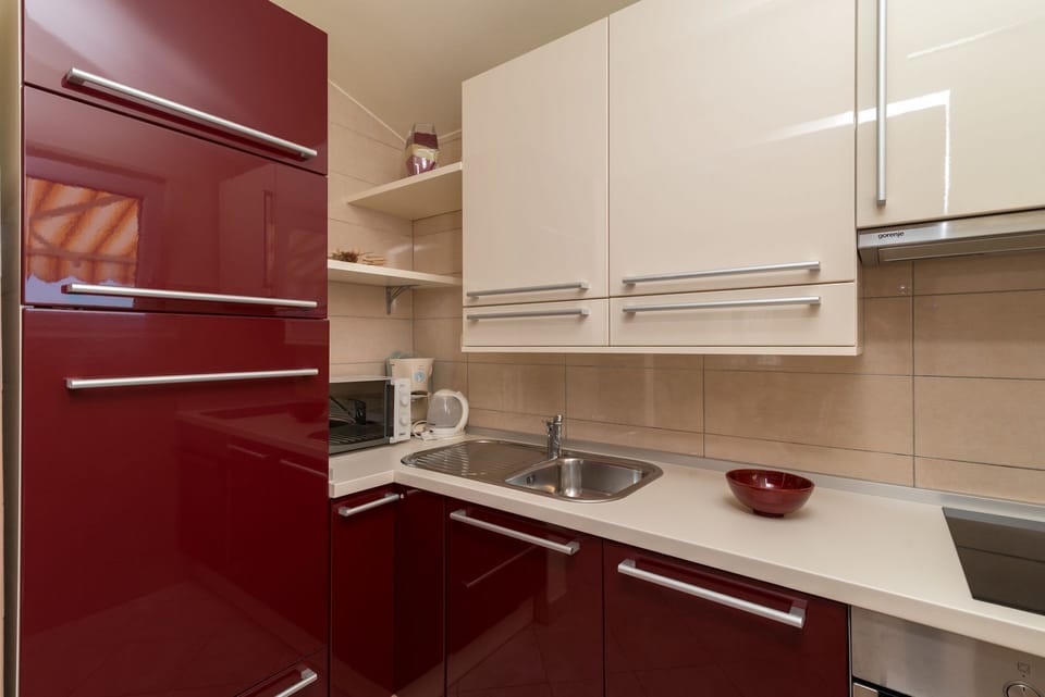 Apartment (A1) | Private kitchen | Fridge, microwave, oven, stovetop