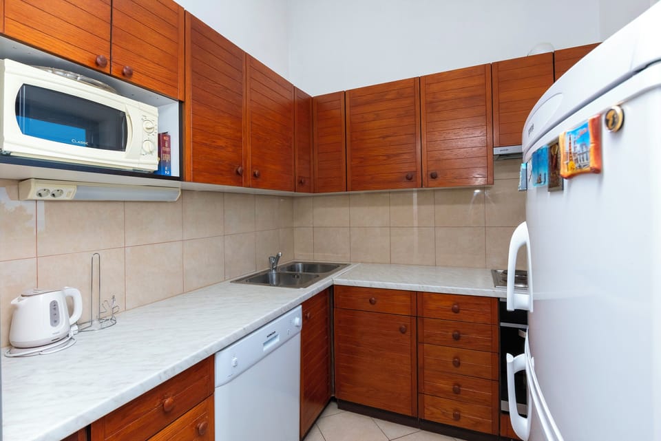 Apartment (A1) | Private kitchen | Fridge, microwave, oven, stovetop