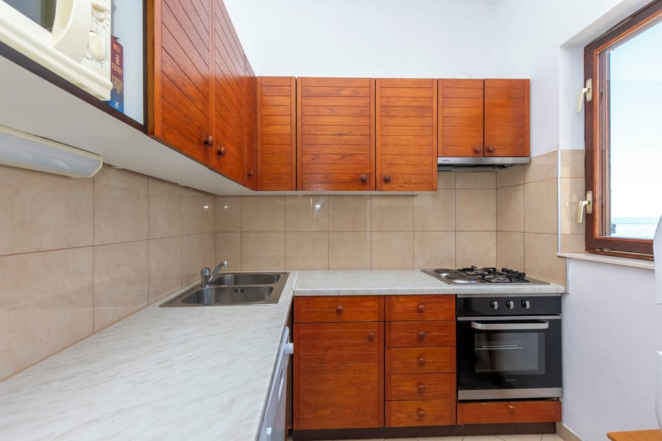 Apartment (A1) | Private kitchen | Fridge, microwave, oven, stovetop