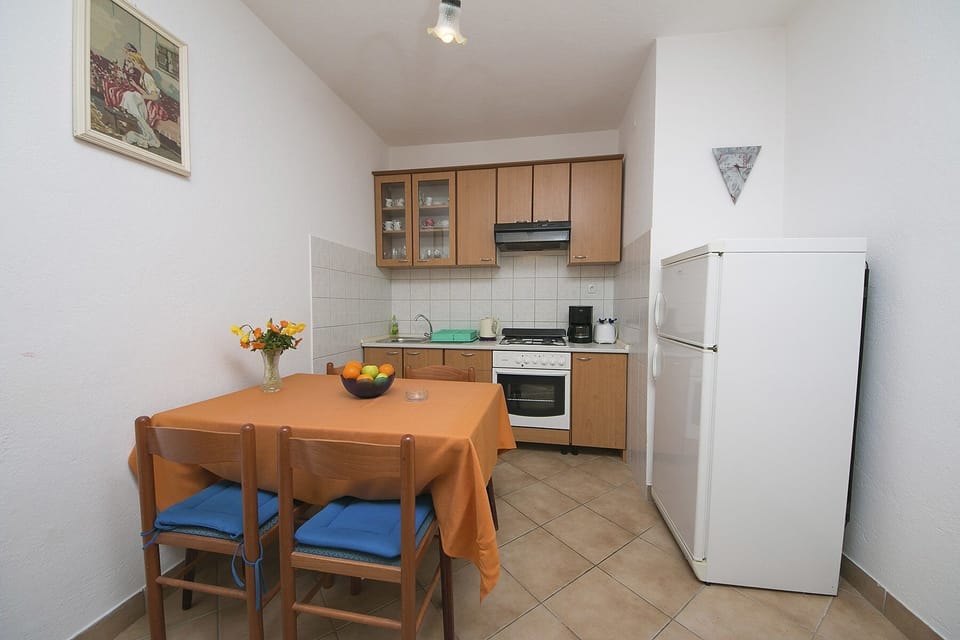 Apartment (A1) | Private kitchen | Fridge, oven, stovetop, espresso maker
