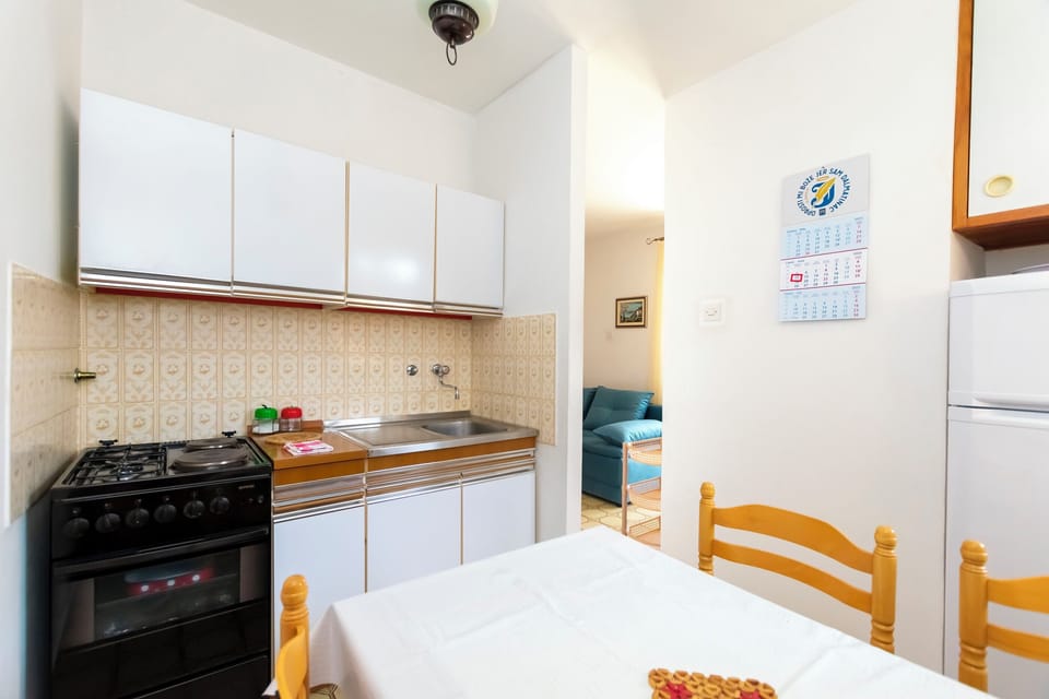 Apartment (A1) | Private kitchen | Fridge, oven, stovetop, espresso maker