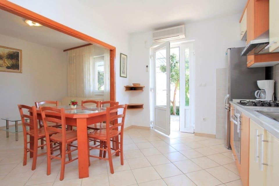 Apartment (A1) | Private kitchen | Fridge, microwave, oven, stovetop