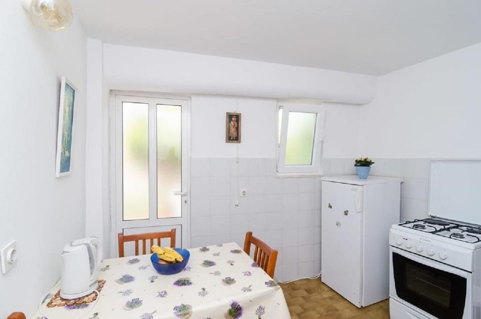 Apartment (A1) | Private kitchen | Fridge, oven, stovetop, espresso maker