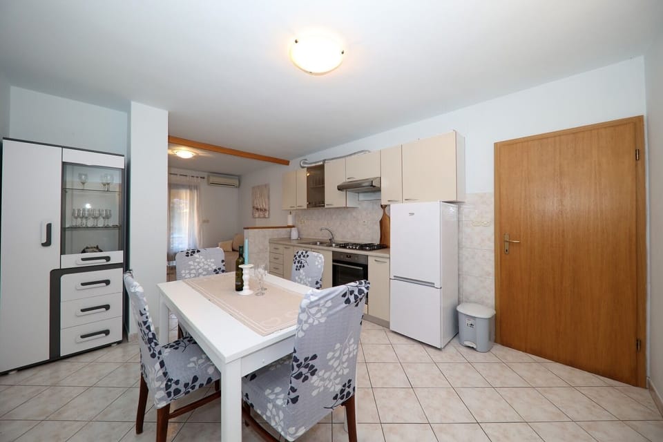 Apartment (A1) | Dining