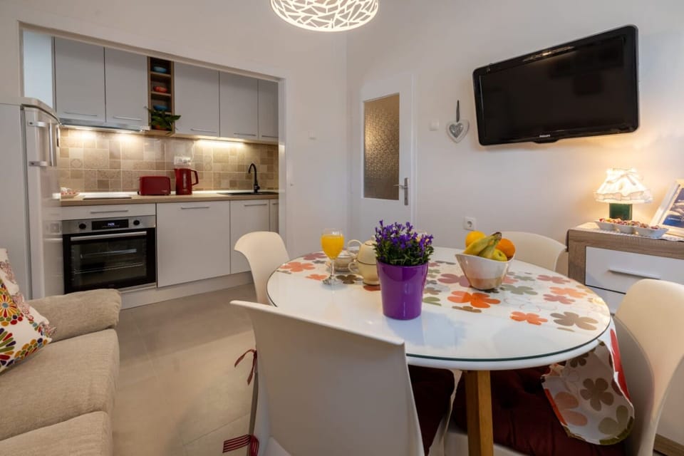 Apartment (A1) | Private kitchen | Fridge, microwave, oven, stovetop