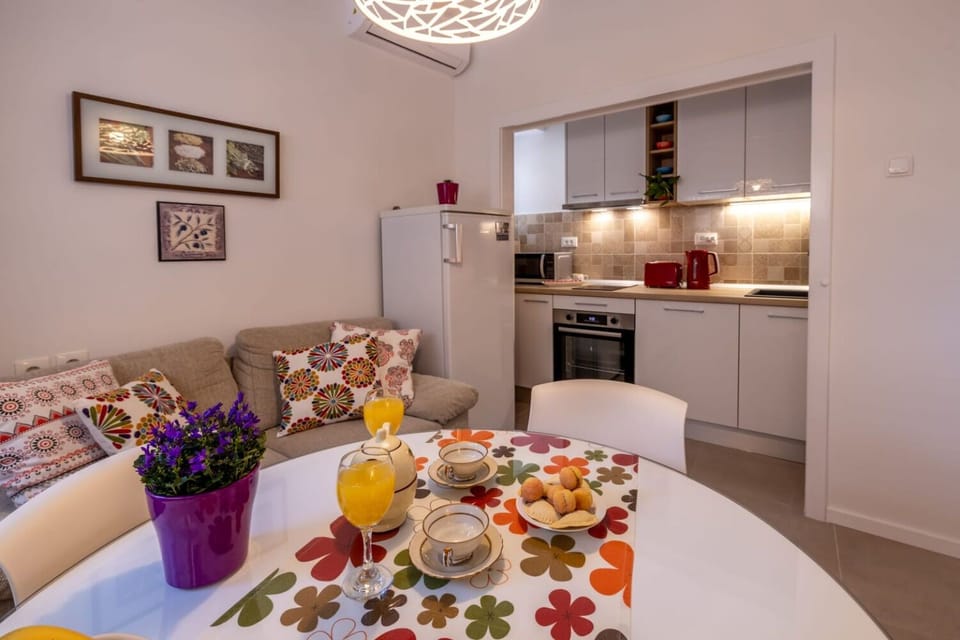 Apartment (A1) | Private kitchen | Fridge, microwave, oven, stovetop
