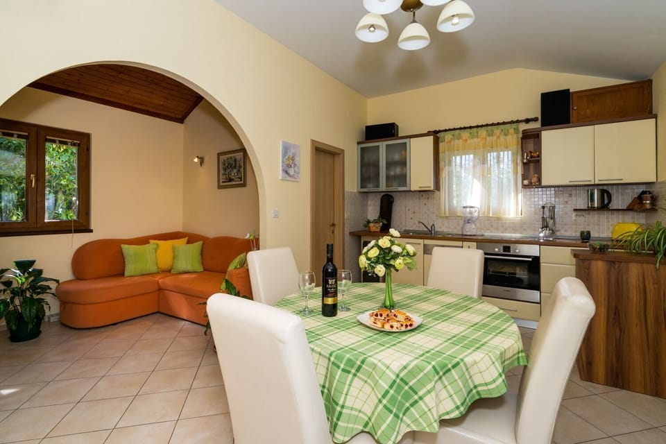 Apartment (A1) | Private kitchen | Fridge, oven, stovetop, dishwasher