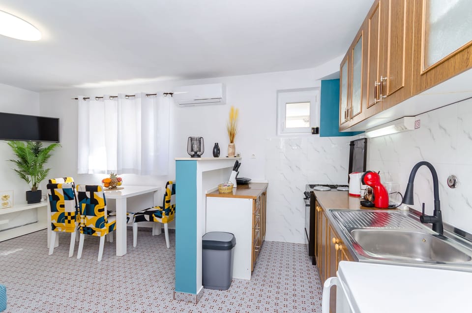 Apartment (A1) | Private kitchen | Espresso maker, fridge, oven, stovetop