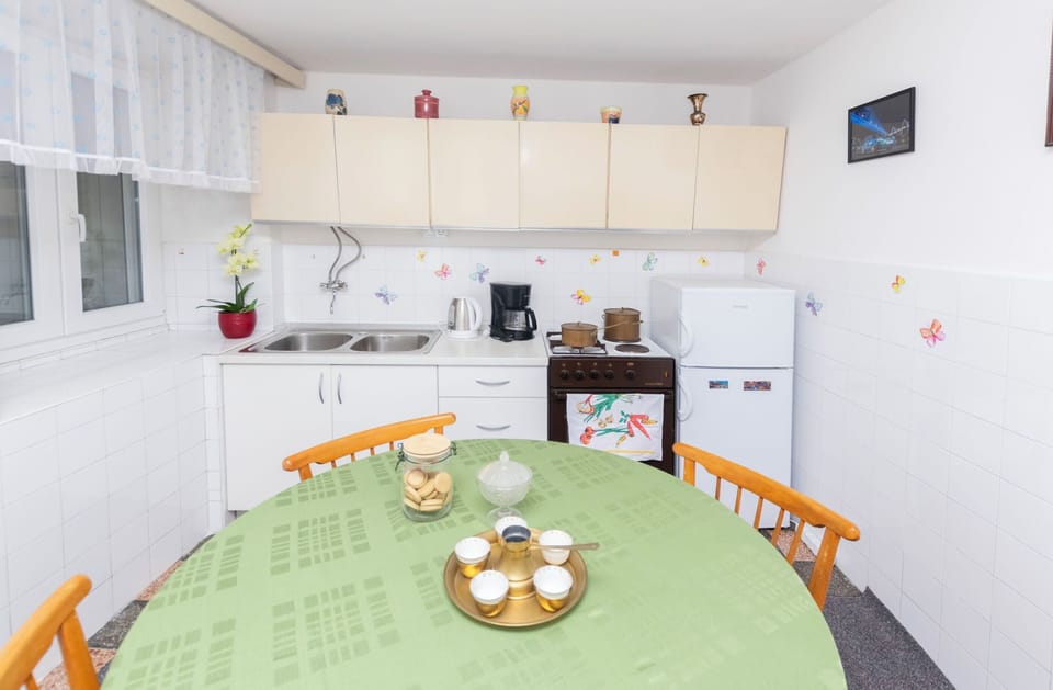House | Private kitchen | Fridge, microwave, oven, stovetop