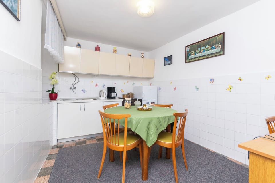 House | Private kitchen | Fridge, microwave, oven, stovetop
