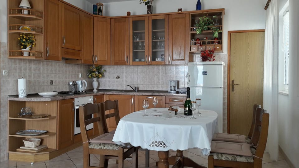 Apartment (A1) | Private kitchen | Fridge, oven, stovetop, dishwasher