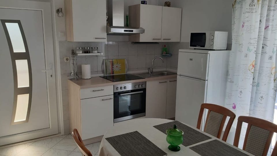 House | Private kitchen | Fridge, microwave, oven, stovetop
