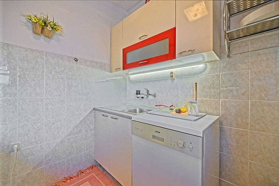 House | Private kitchen | Fridge, oven, stovetop, dishwasher