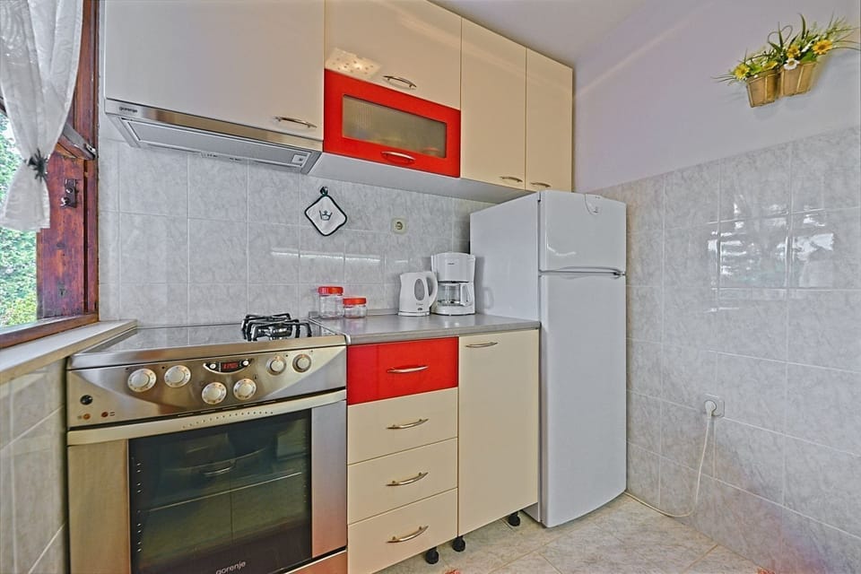 House | Private kitchen | Fridge, oven, stovetop, dishwasher
