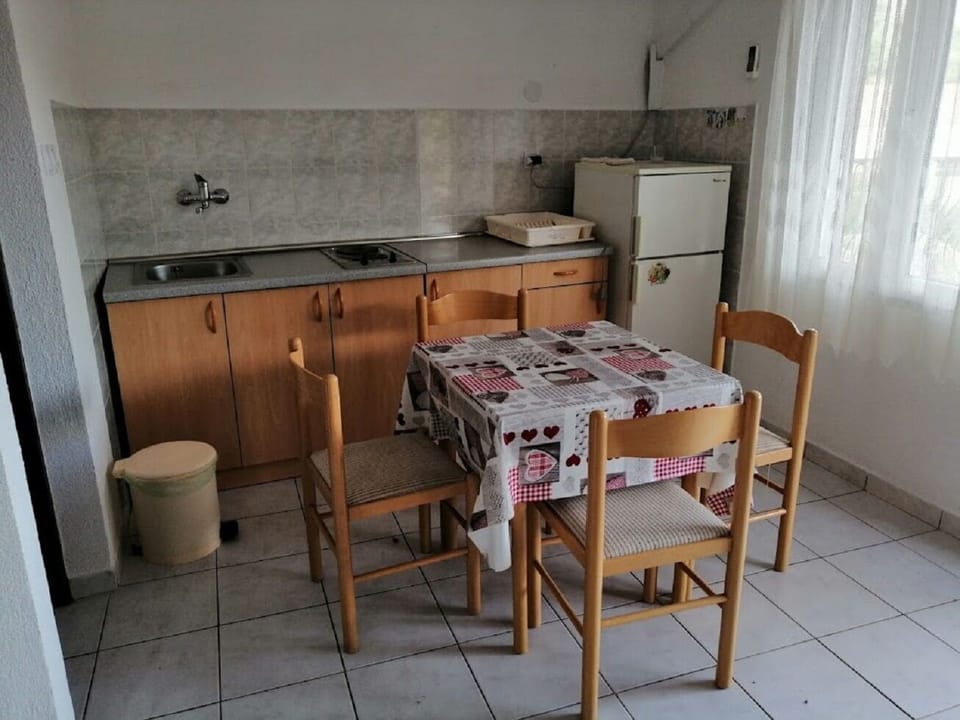 Apartment (A2) | Private kitchen | Fridge, stovetop, cookware/dishes/utensils