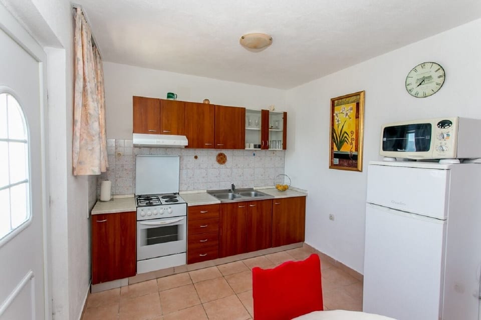 Apartment (A1) | Private kitchen | Fridge, oven, stovetop, cookware/dishes/utensils