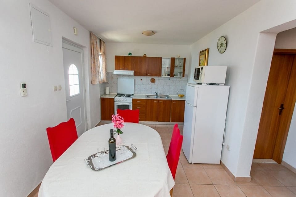 Apartment (A1) | Private kitchen | Fridge, oven, stovetop, cookware/dishes/utensils