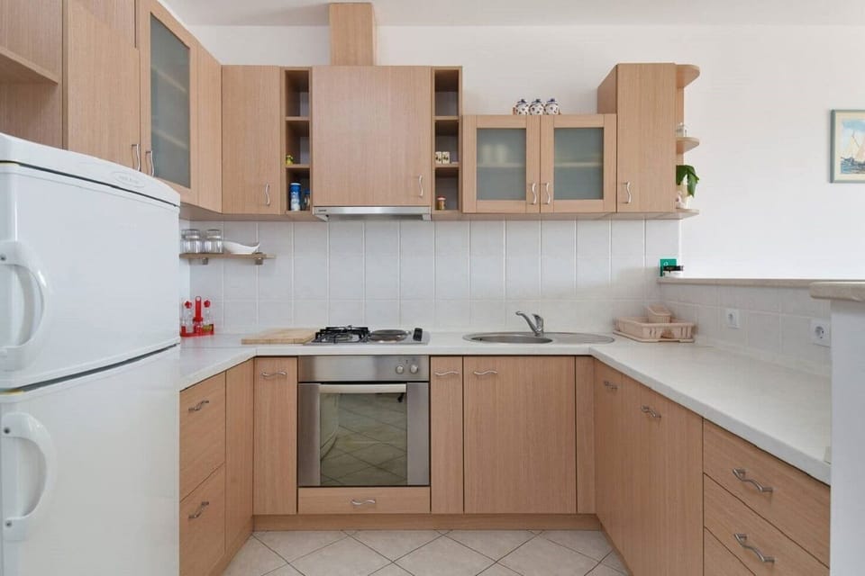 Apartment (A1) | Private kitchen | Fridge, microwave, oven, stovetop