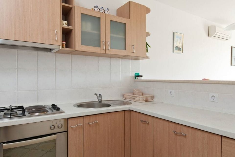 Apartment (A1) | Private kitchen | Fridge, microwave, oven, stovetop