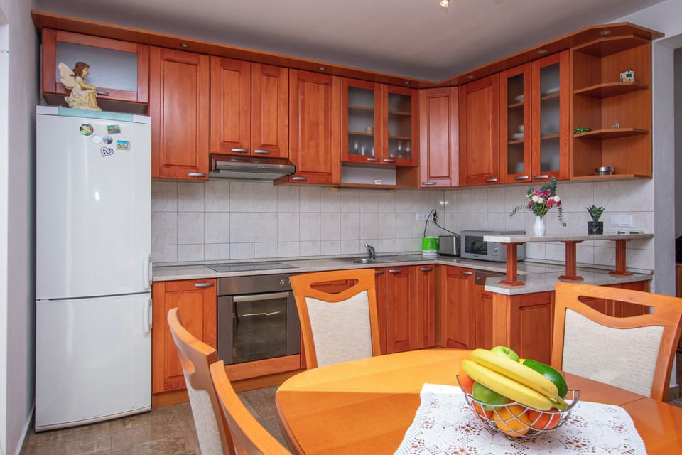 Apartment (A1) | Private kitchen | Fridge, microwave, oven, stovetop