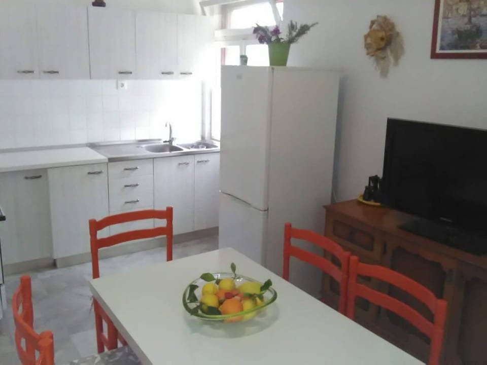 House | Private kitchen | Fridge, oven, stovetop, toaster