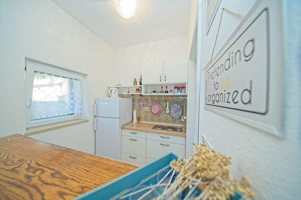 Studio (A1) | Private kitchen | Fridge, stovetop, electric kettle, cookware/dishes/utensils
