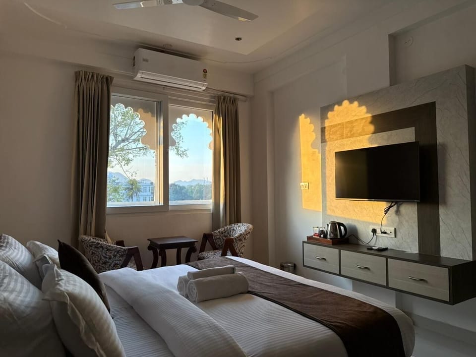 Deluxe Room, Lake View | Iron/ironing board, free WiFi