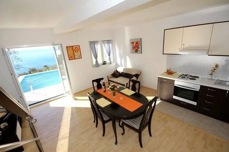 House | Private kitchen | Fridge, microwave, oven, stovetop