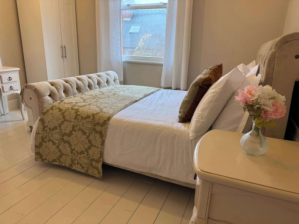 Charming 4BDR Spacious Sheffield Home with Parking House in Sheffield