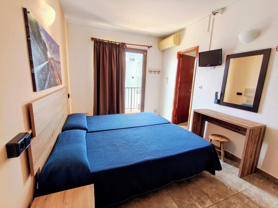 Twin Room | In-room safe, desk, blackout drapes, WiFi (free)