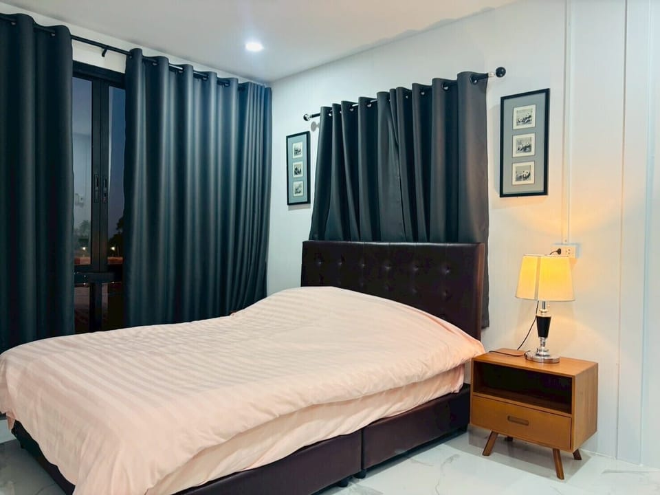 Deluxe Villa | Desk, rollaway beds, free WiFi, bed sheets