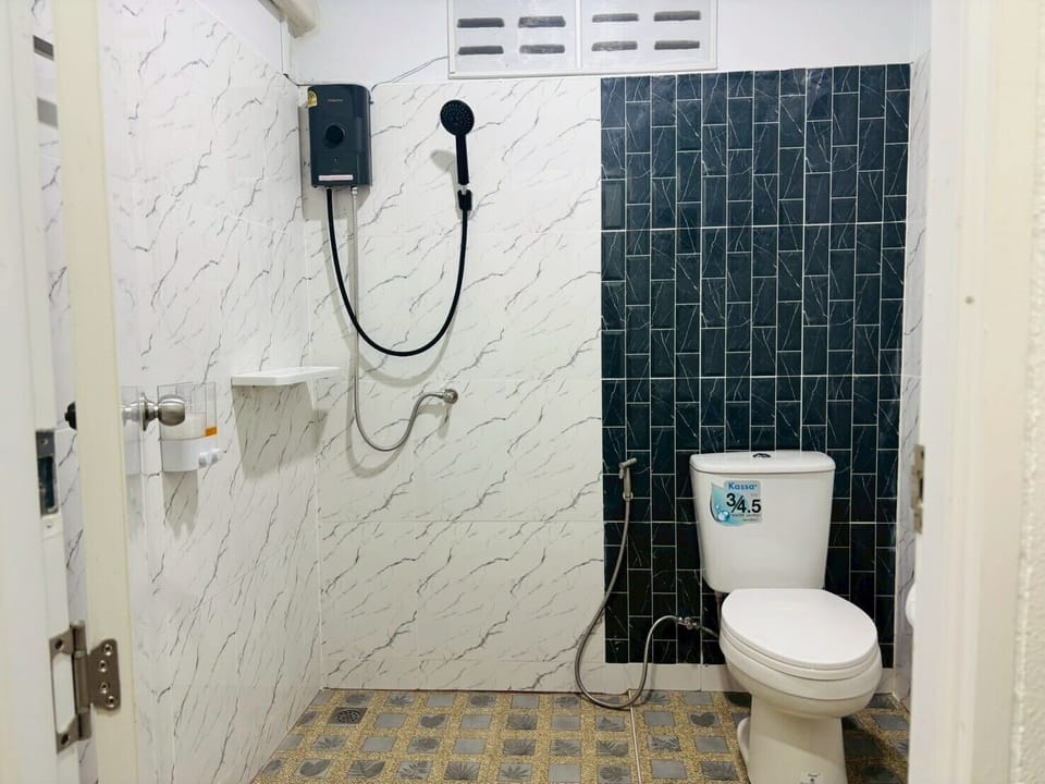 Deluxe Villa | Bathroom | Shower, hair dryer, towels