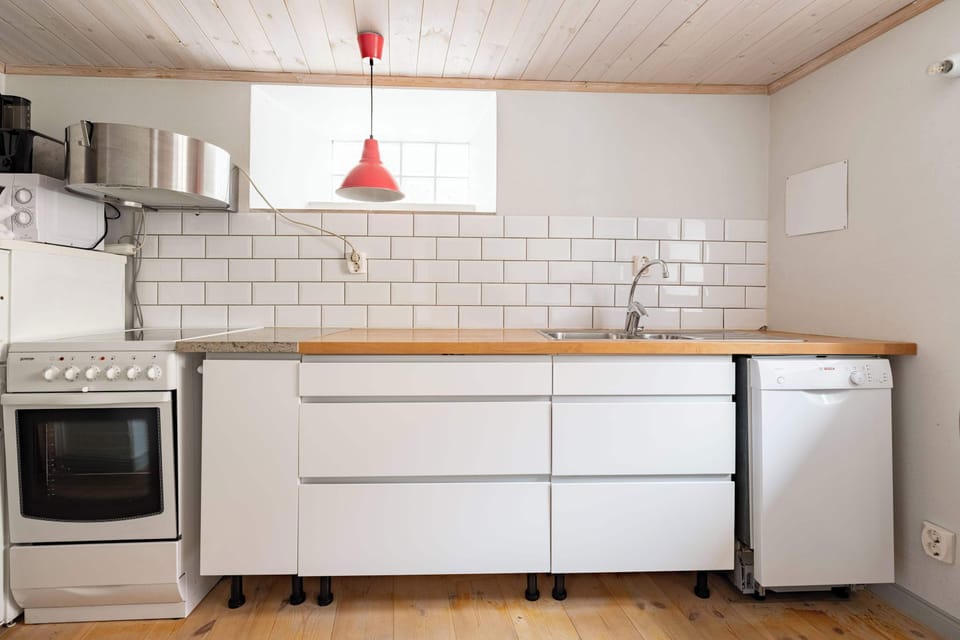 Overview of the fully equipped kitchen.
